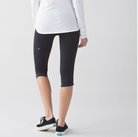 Lululemon In The Flow Crop II in Deep Coal - Picture 3 of 12